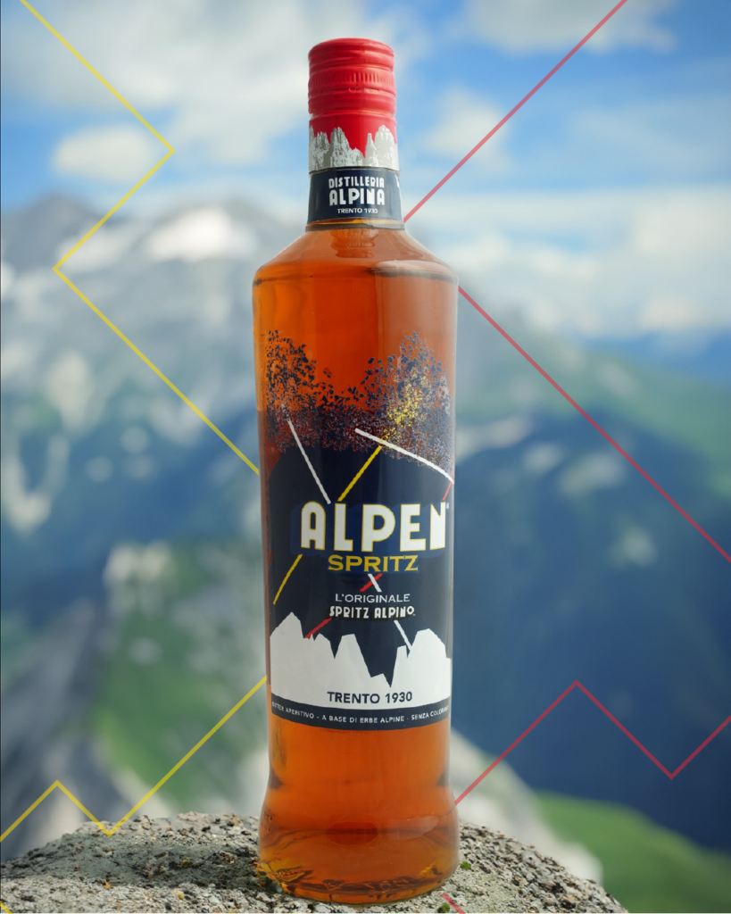 AlpenSpritz - L'originale spritz alpino - bottiglia con sfondo